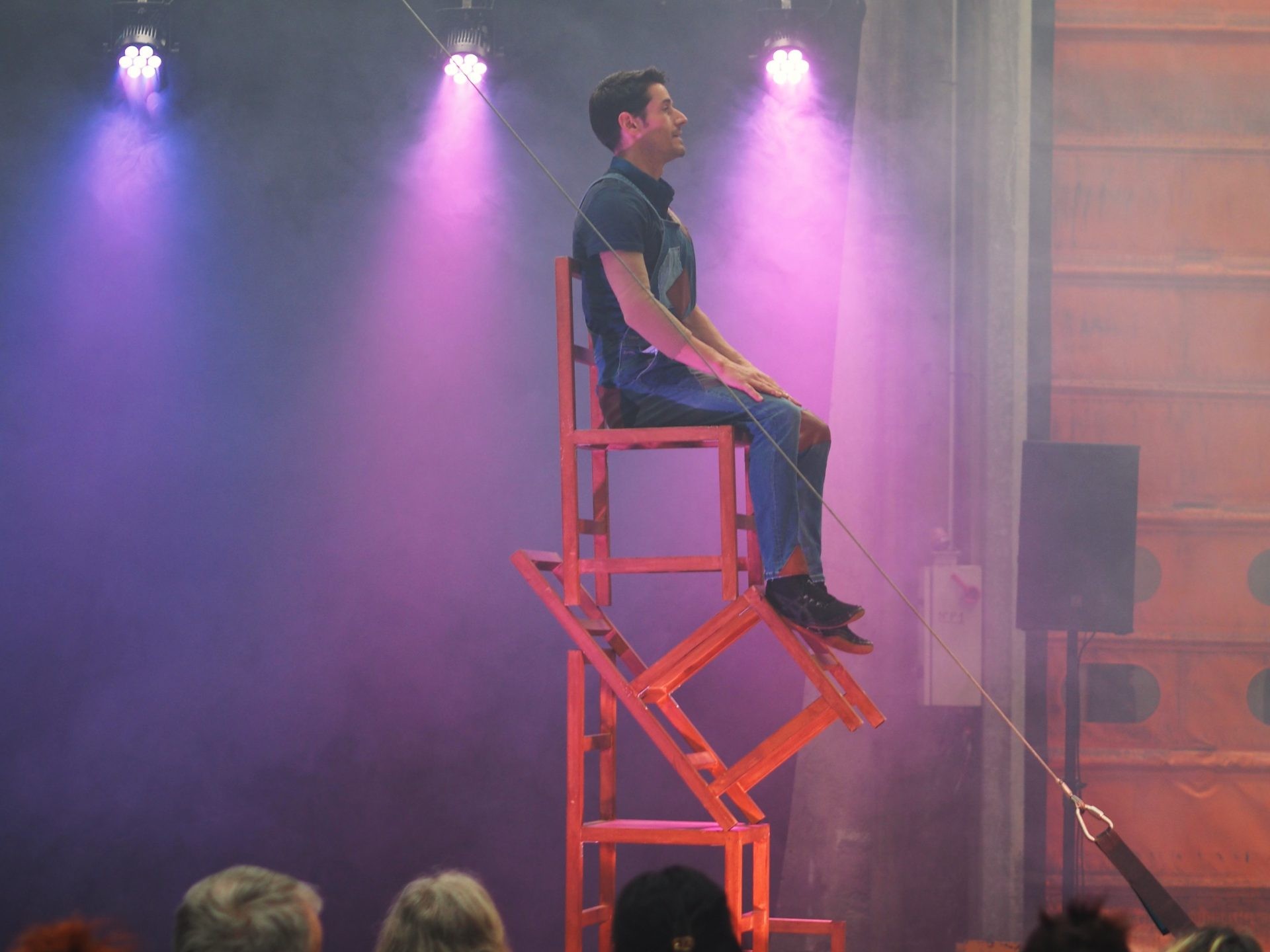 compagnie passion...nez Etienne Nikof je me voyais deja equilibre sur chaises